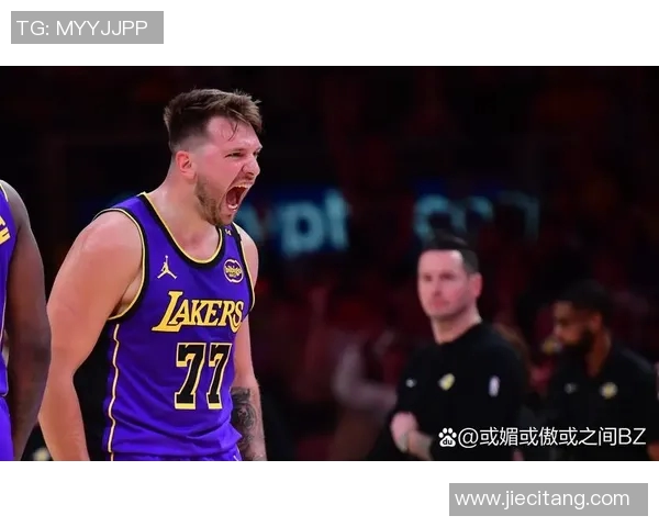湖人独行侠常规赛现趣味一幕：东契奇38分救主，观众高呼里弗斯